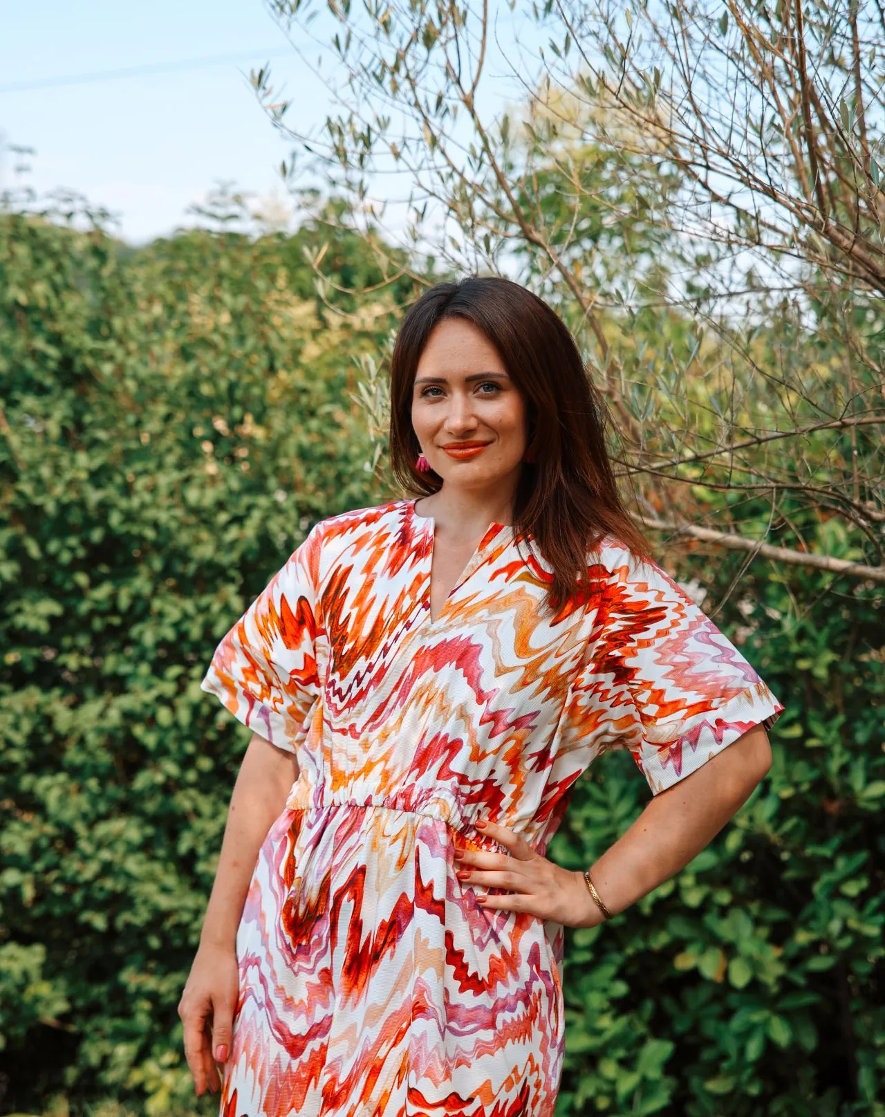 zoom haut main sur la hanche vue manche et decoleté