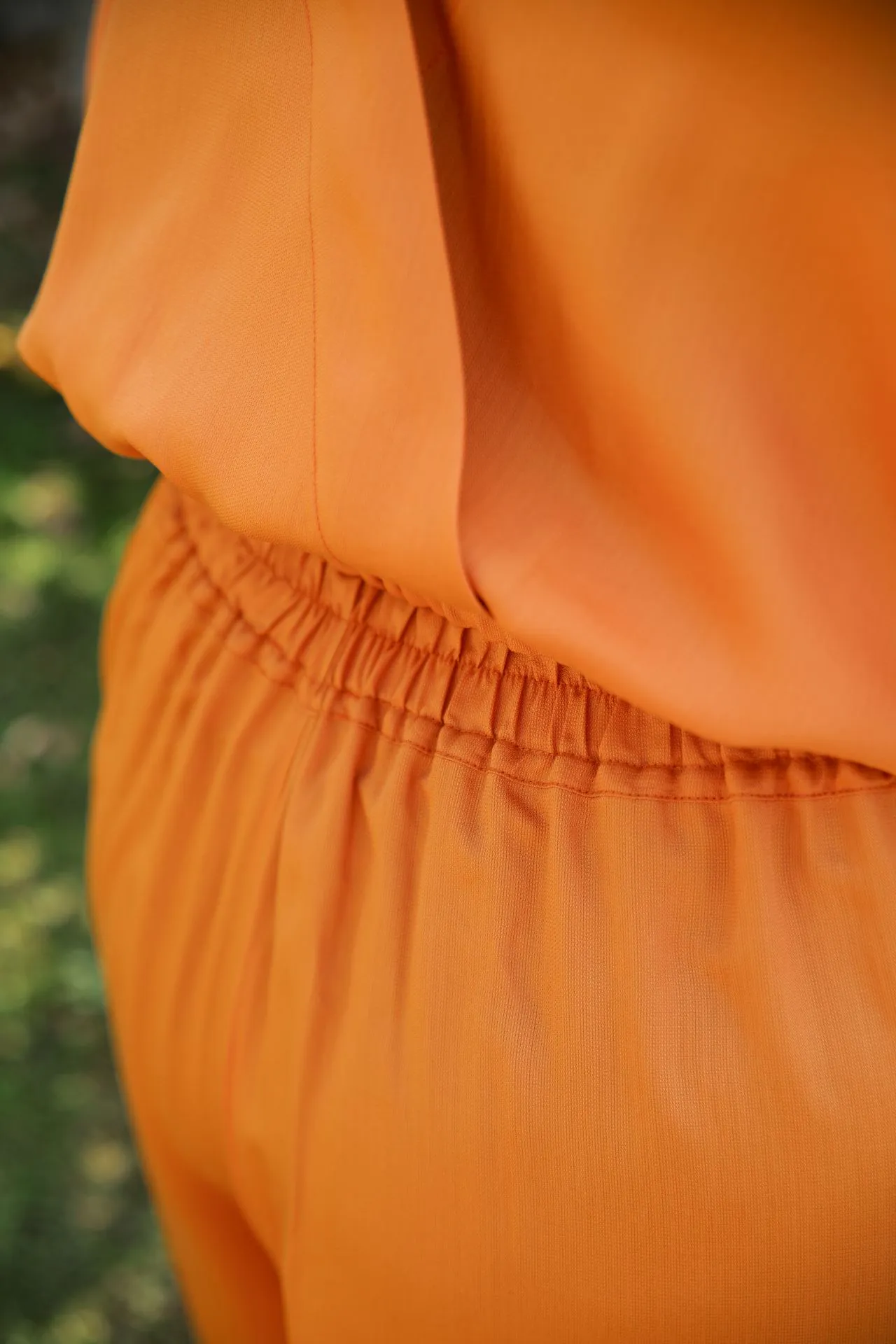 zoom dos du pantalon orange fluide et léger