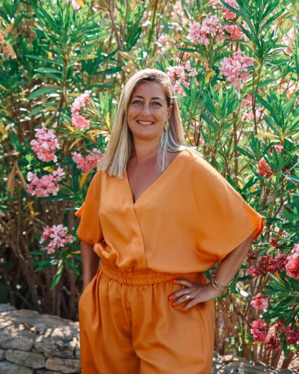 blouse amand orange de face col v devant