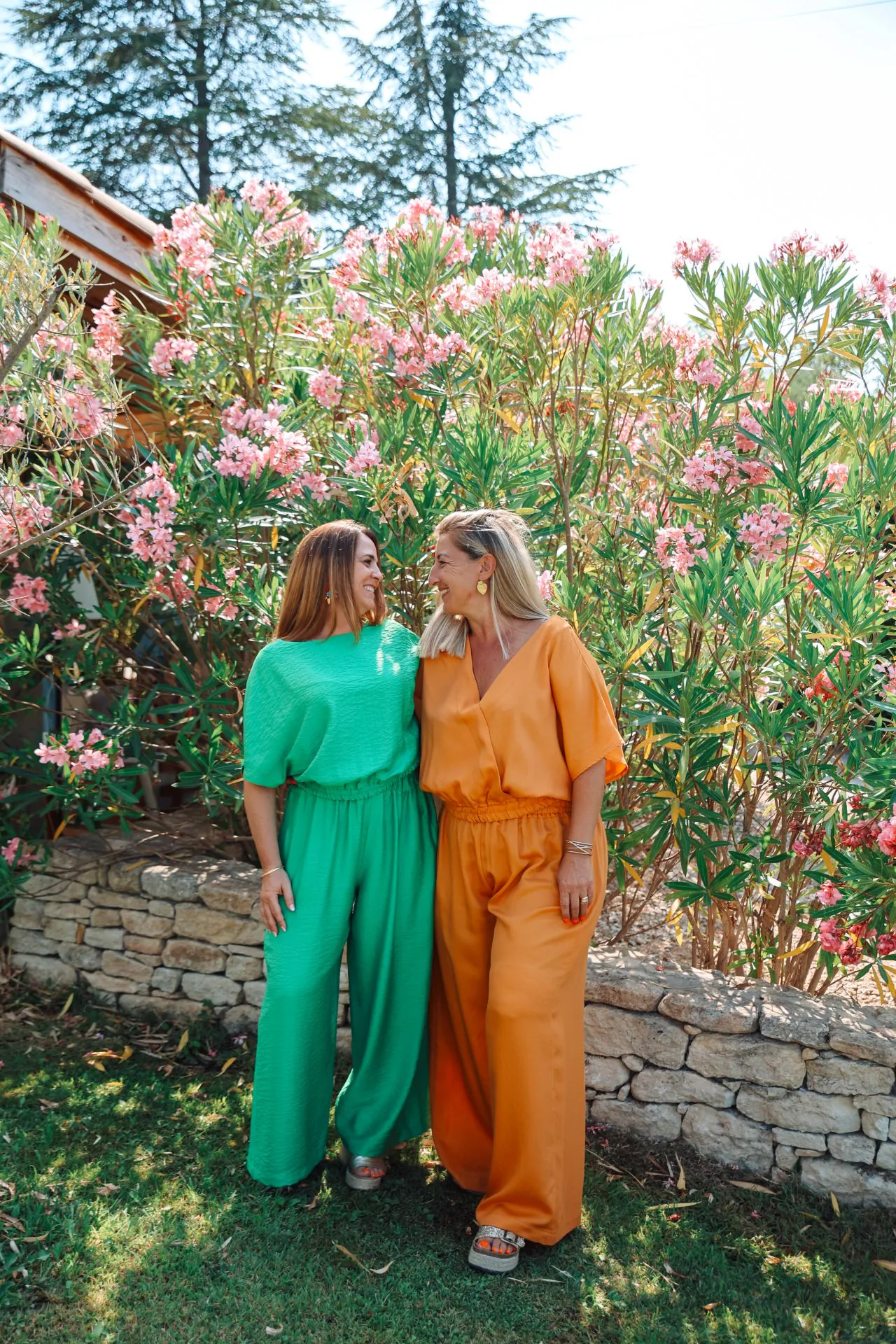 vue de face ensemble pantalon vert et orange