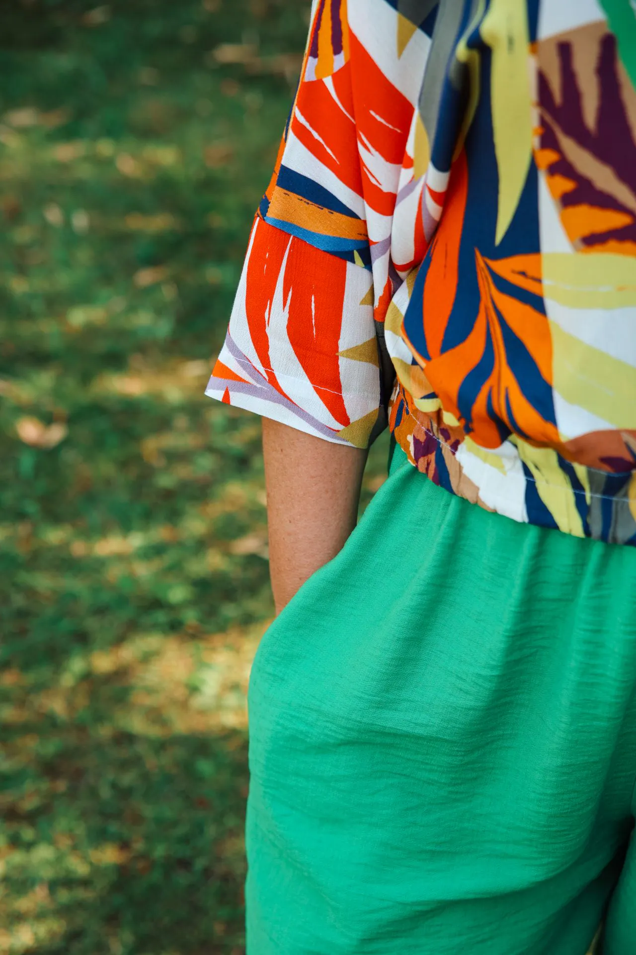 zoom poche vue de face main dans la poche pantalon large vert en viscose