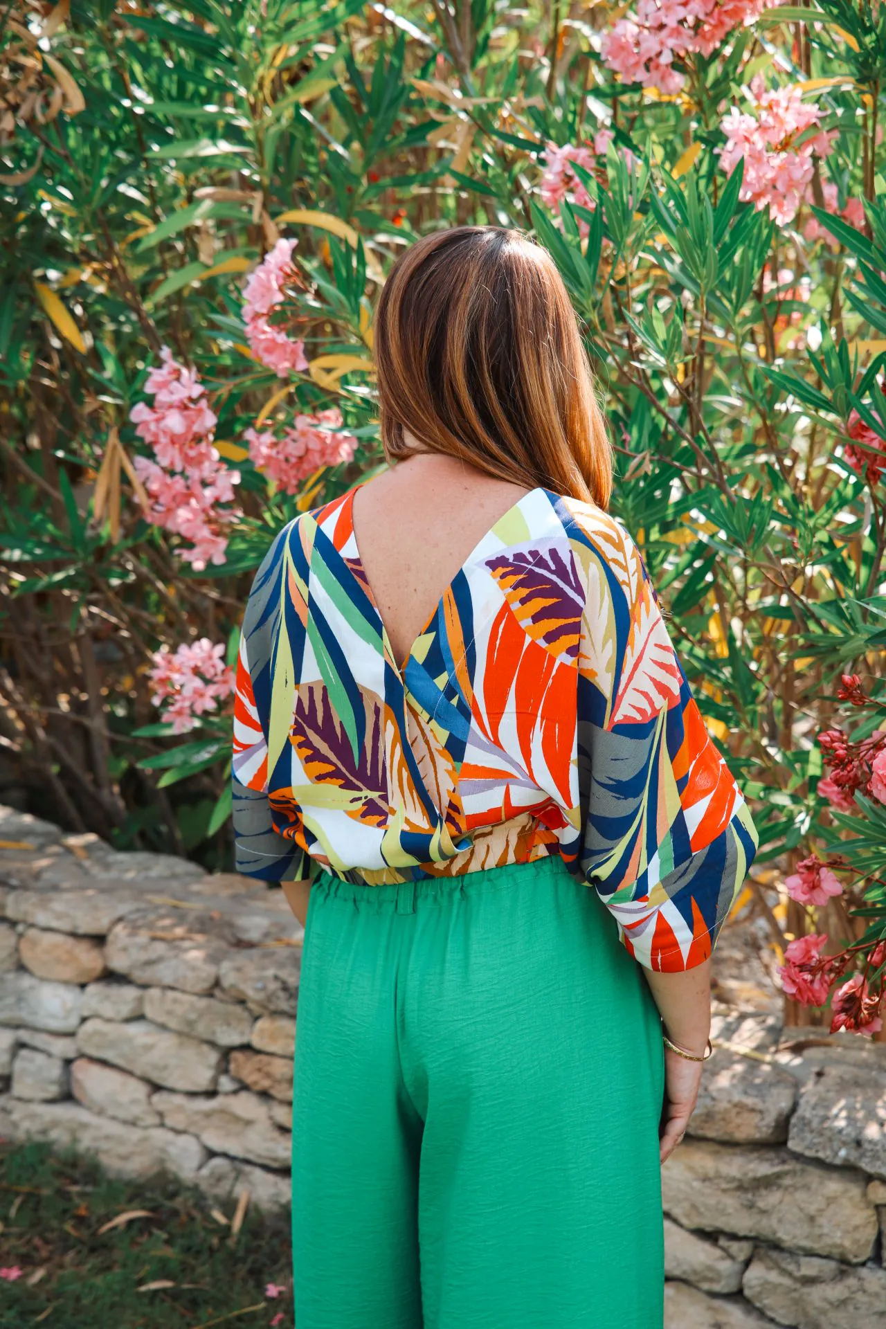 haut pantalon de dos avec le haut fleuri