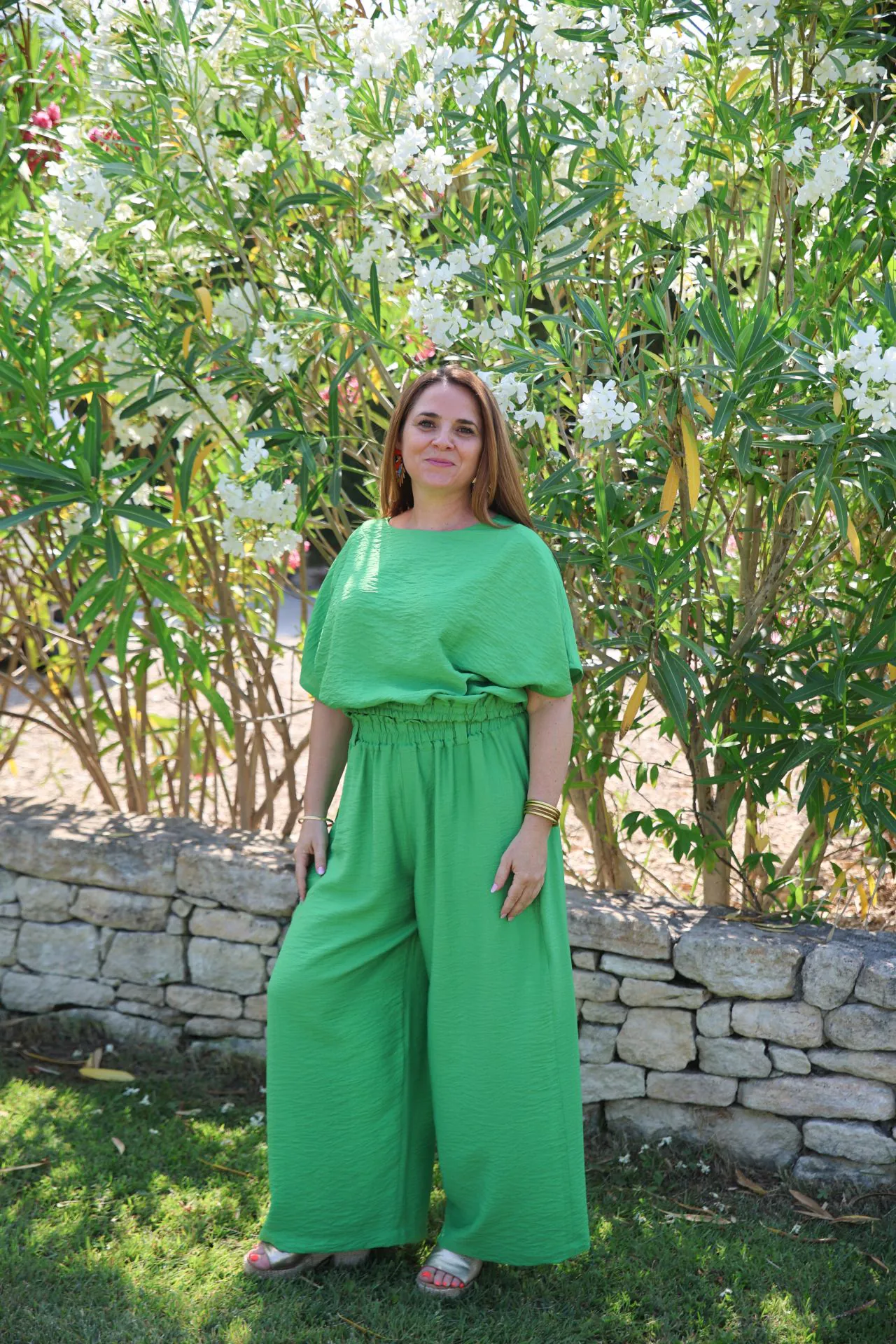 vue de face pantalon large fluide et léger ceinture élastique