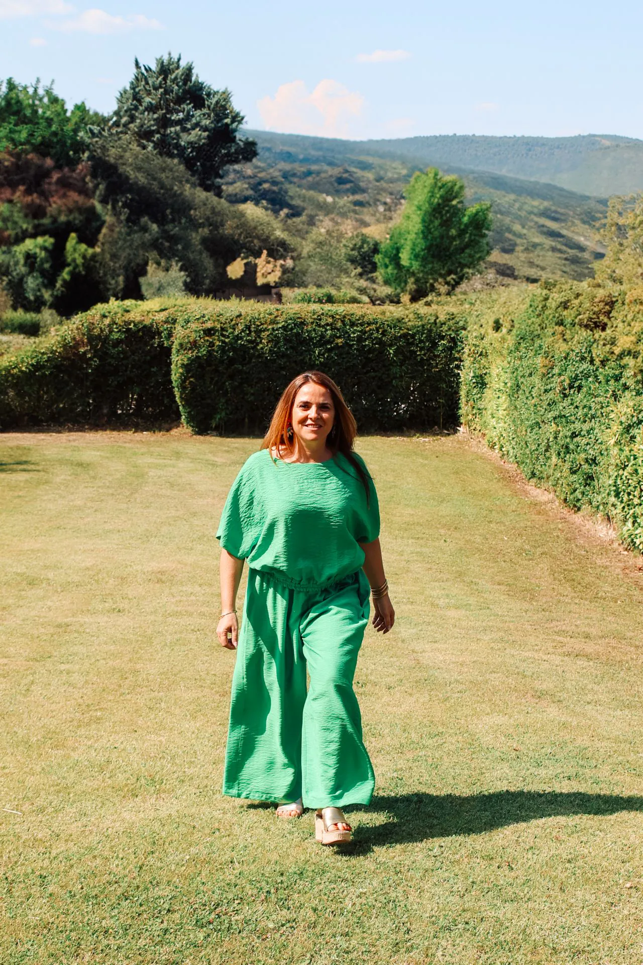 pantalon large en mouvement couleur vert pétant