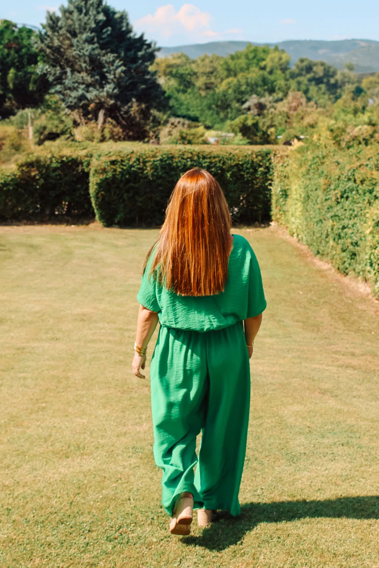 vue de dos en mouvement pantalon large et fluide viscose verte