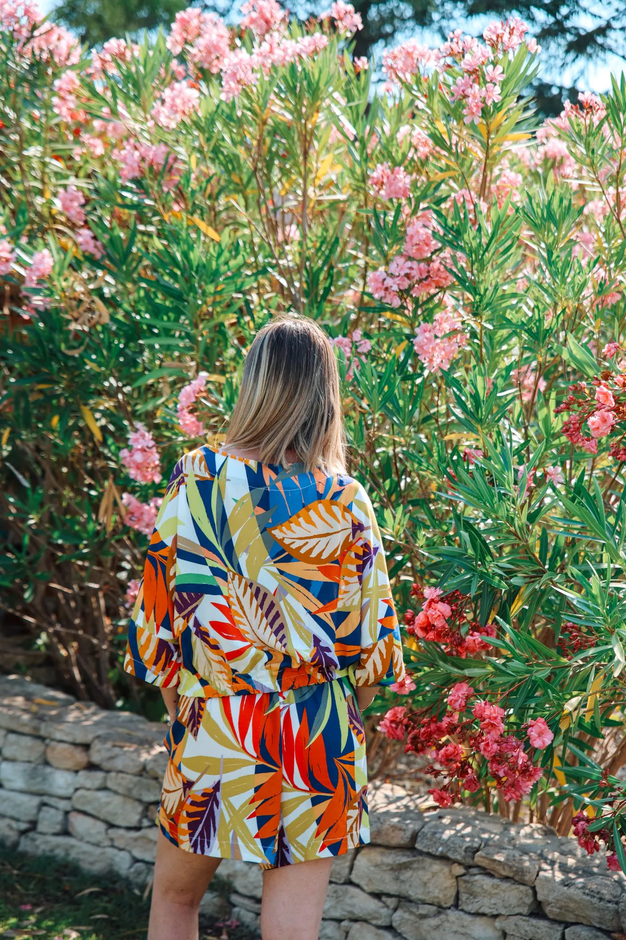 ensemble fleuri fluide et léger vue de dos