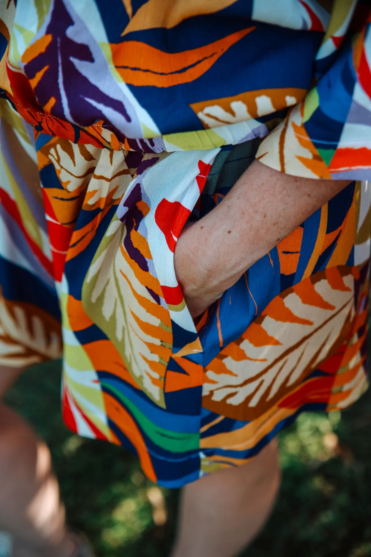 zoom short fleuri main dans la poche