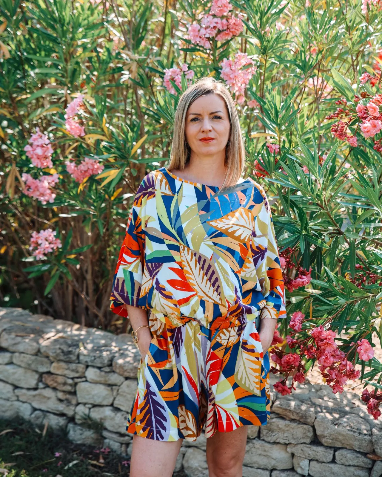 short fleuri vue de face avec le haut assorti