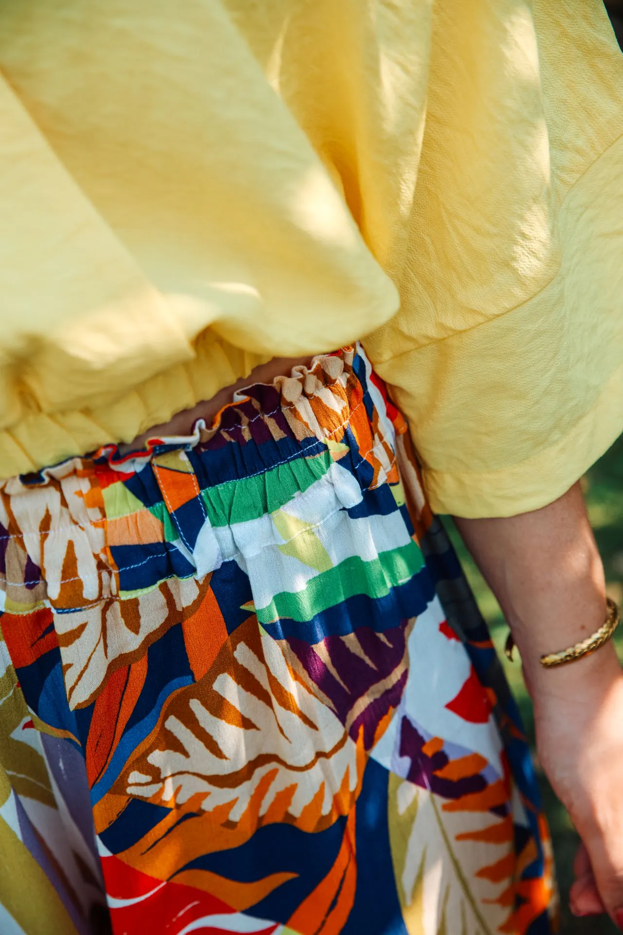 zoom haut du short fluide d'été fleuri et coloré