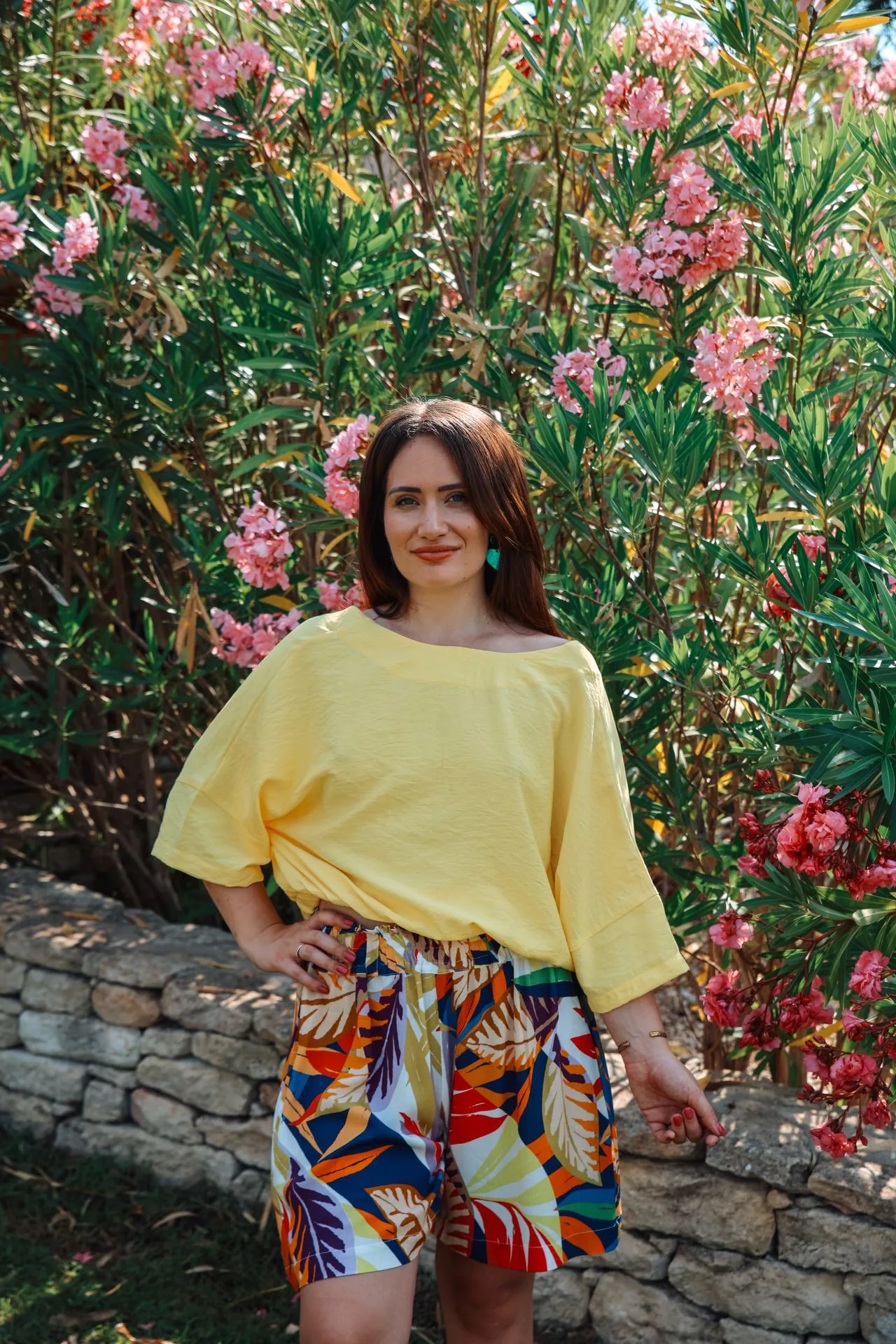 short fleuri haut jaune de face légèreté et fluidité confort max