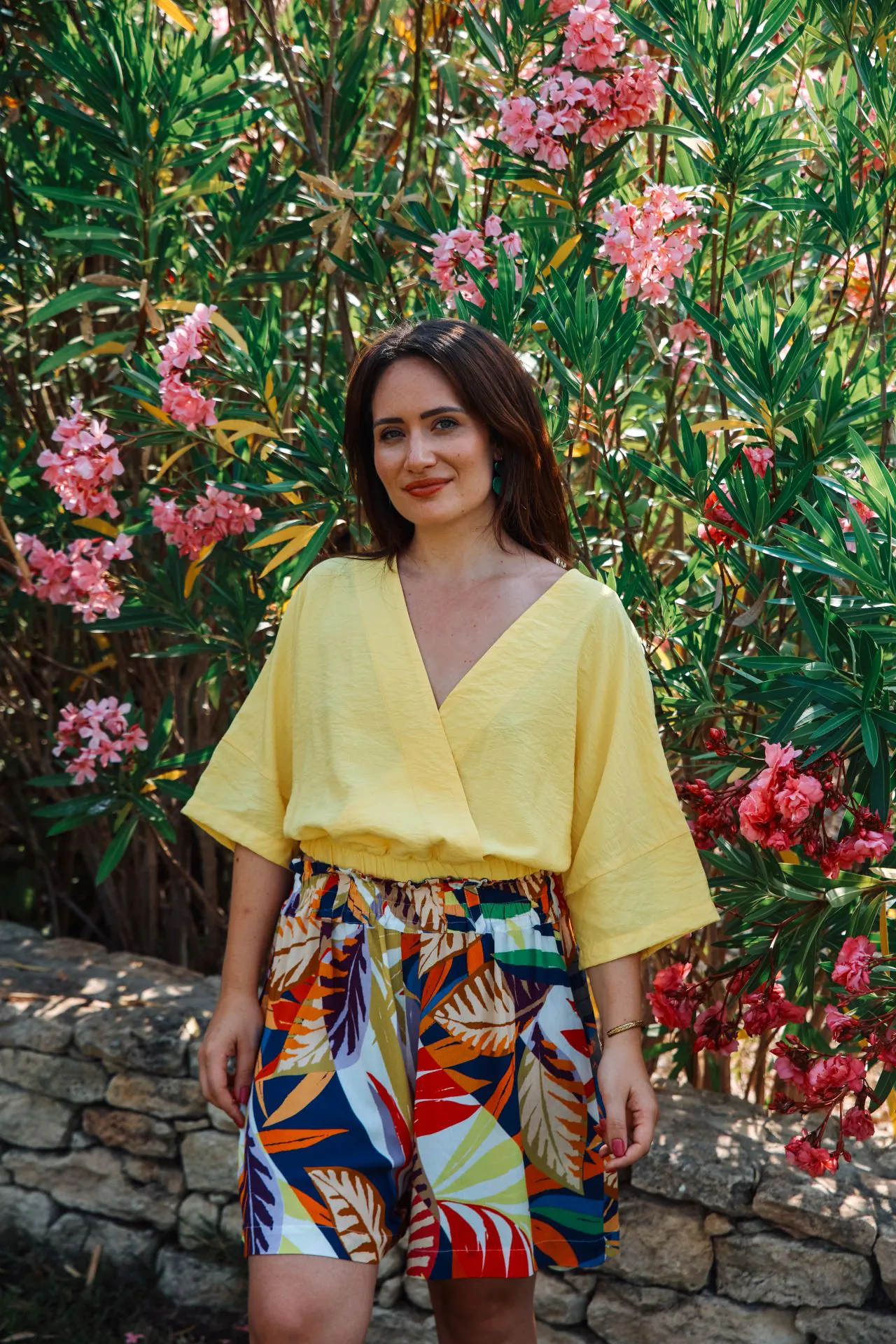 short fleuri haut jaune vue de face au milieu des fleurs