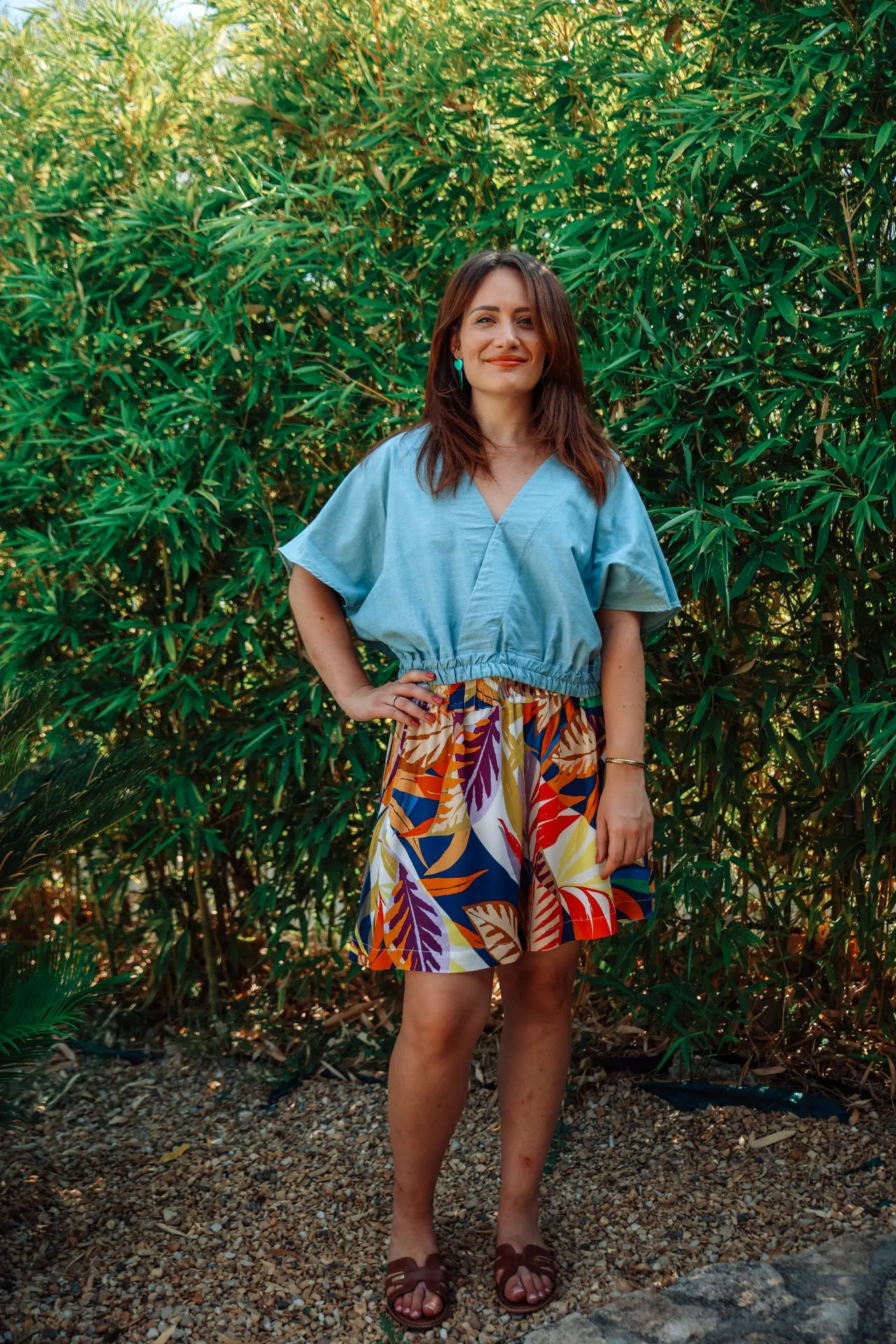 short fleuri fluide et léger coloré avec haut en jean vue de face