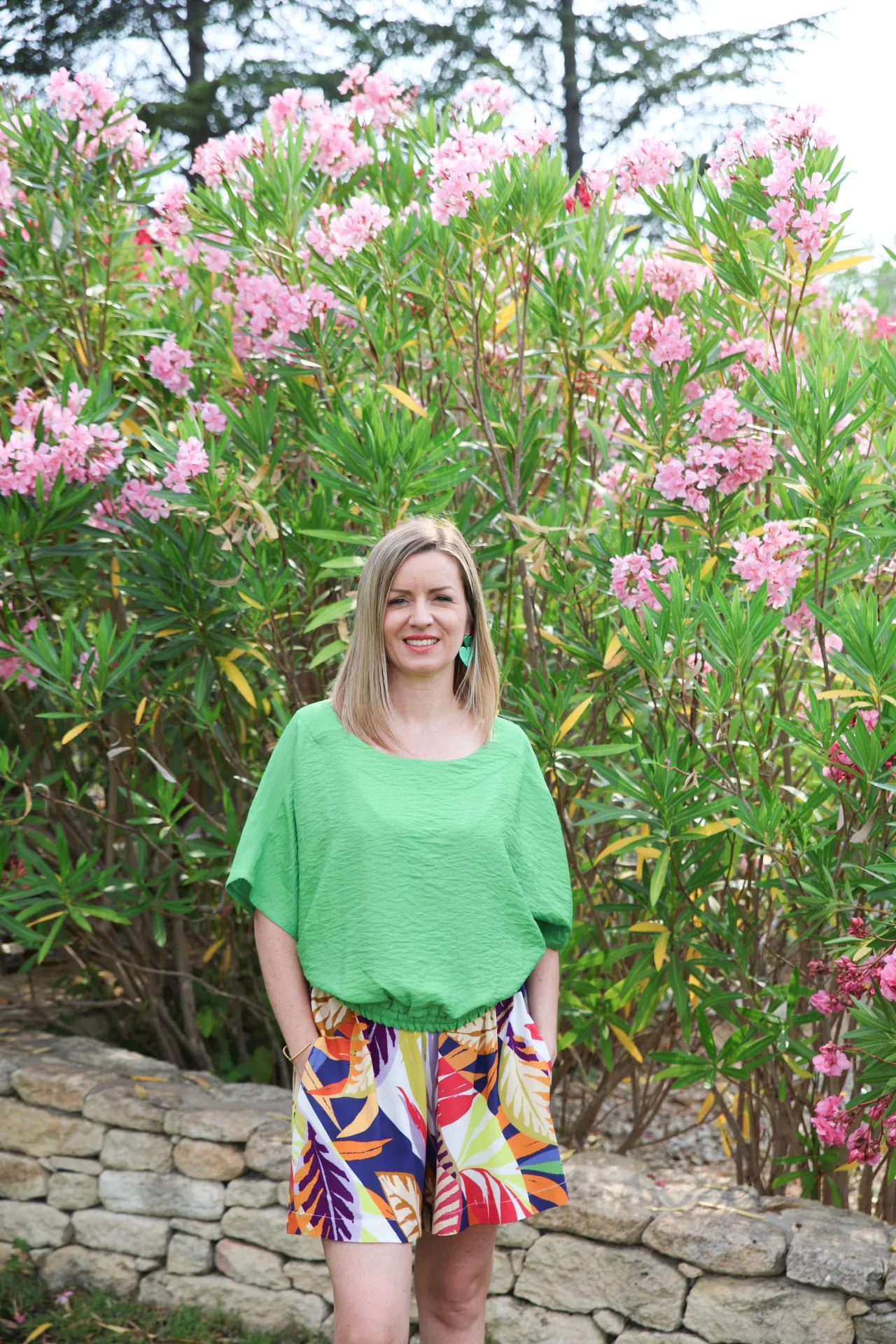 short fleuri haut vert col rond vue de face main dans la poche fluide et léger