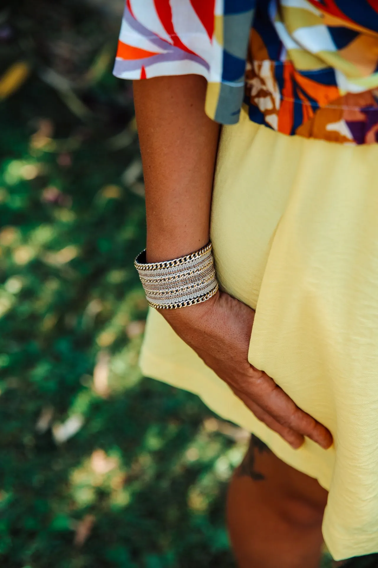 zoom poche et mains dans la poche short jaune