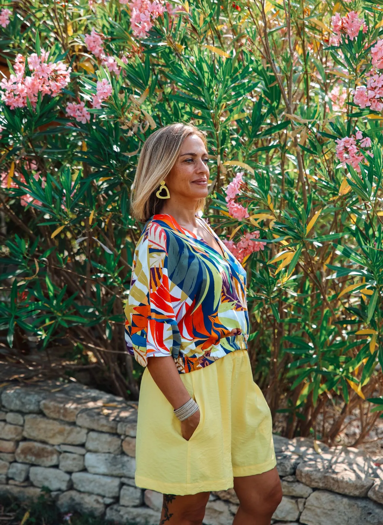 short main dans la poche haut fleuri vu 3/4 profil