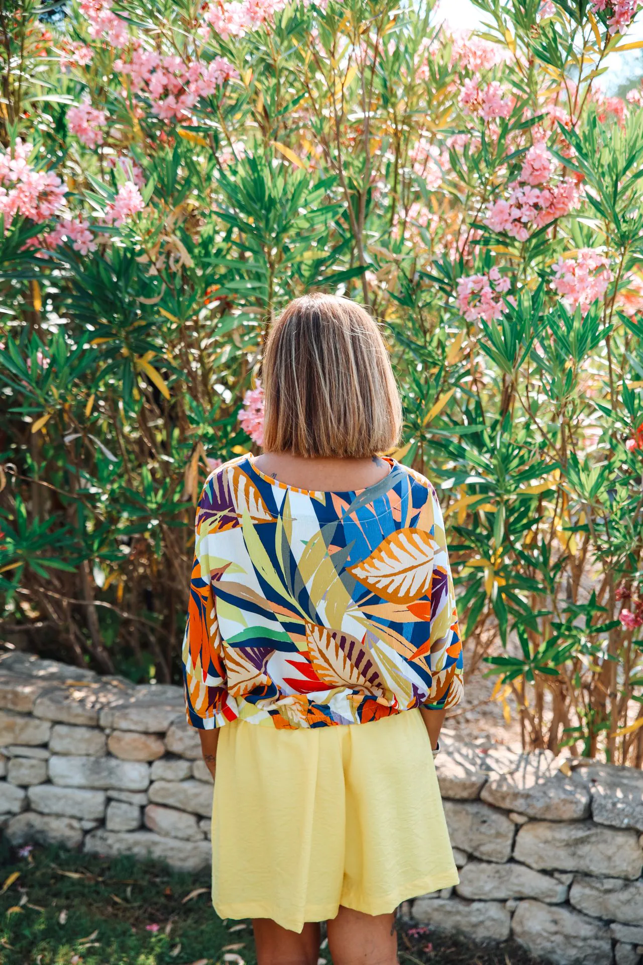 short vu de dos avec haut fleuri