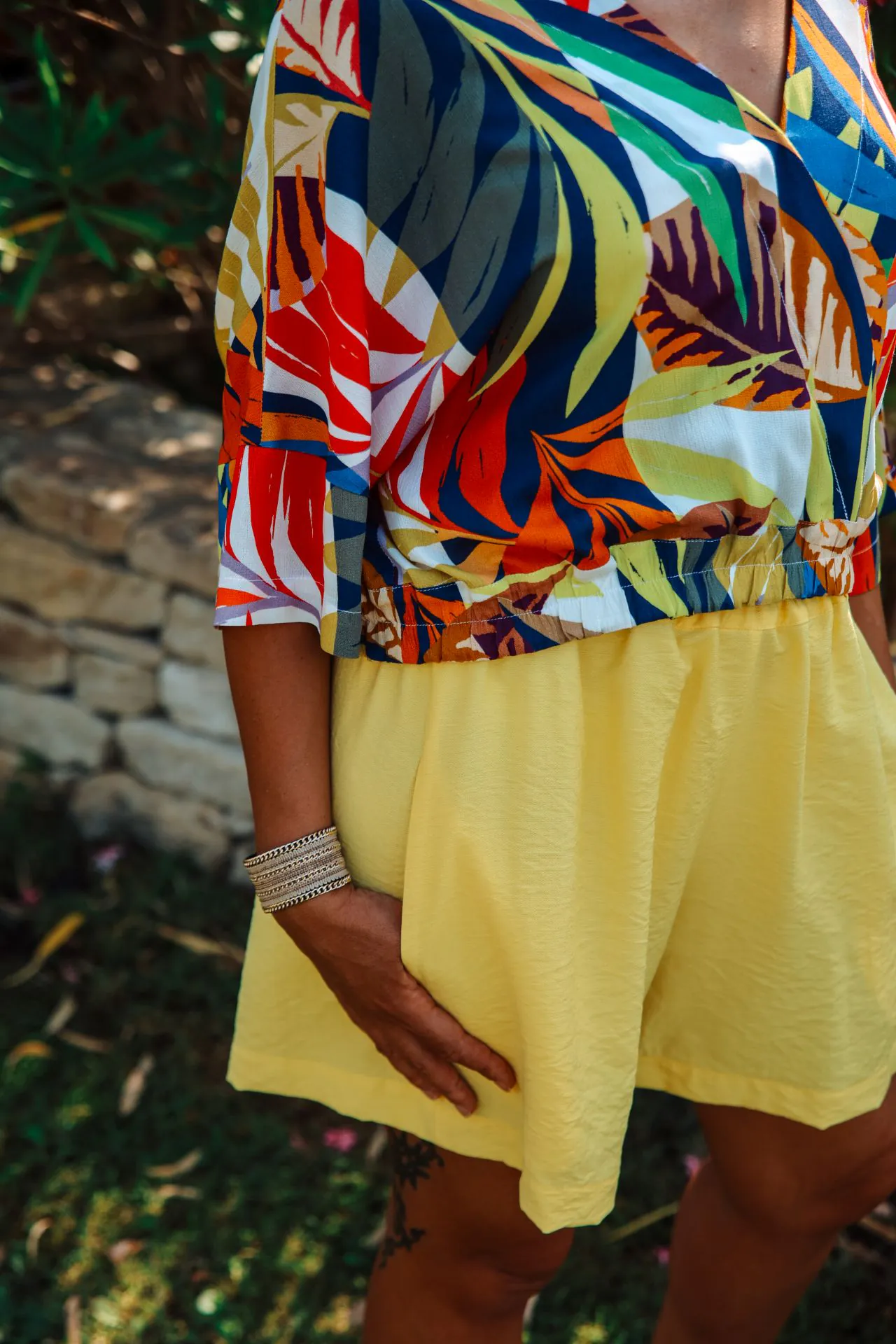 short jaune mains dans la poche longueur cuisse