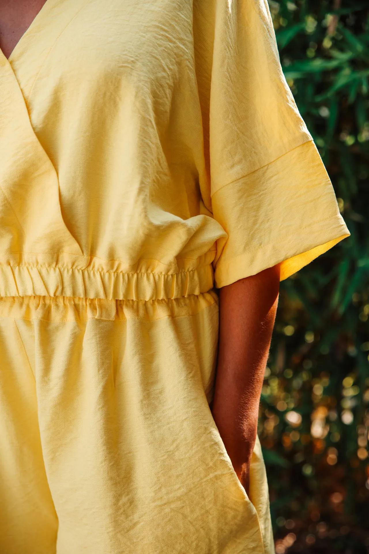 zoom moitié haut et moitié bas du short jaune léger et fluide