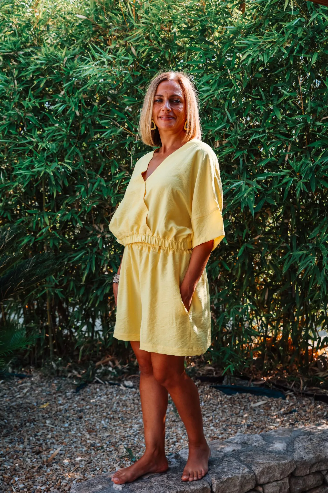 short et haut jaune vue de face fluide et léger