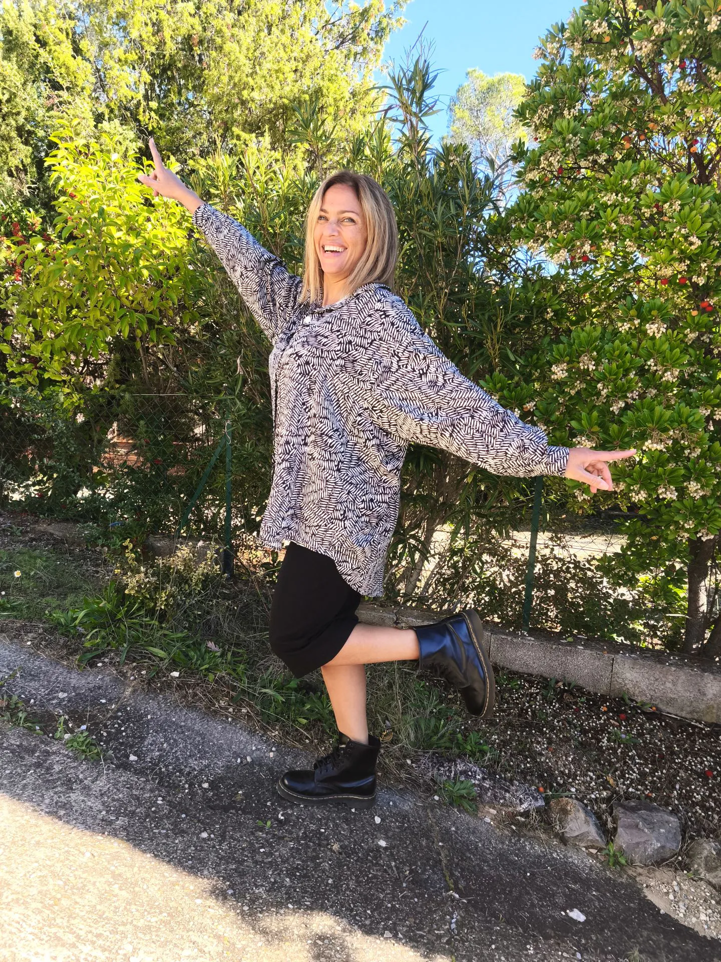 chemise oversize femme portée avec une jupe tube