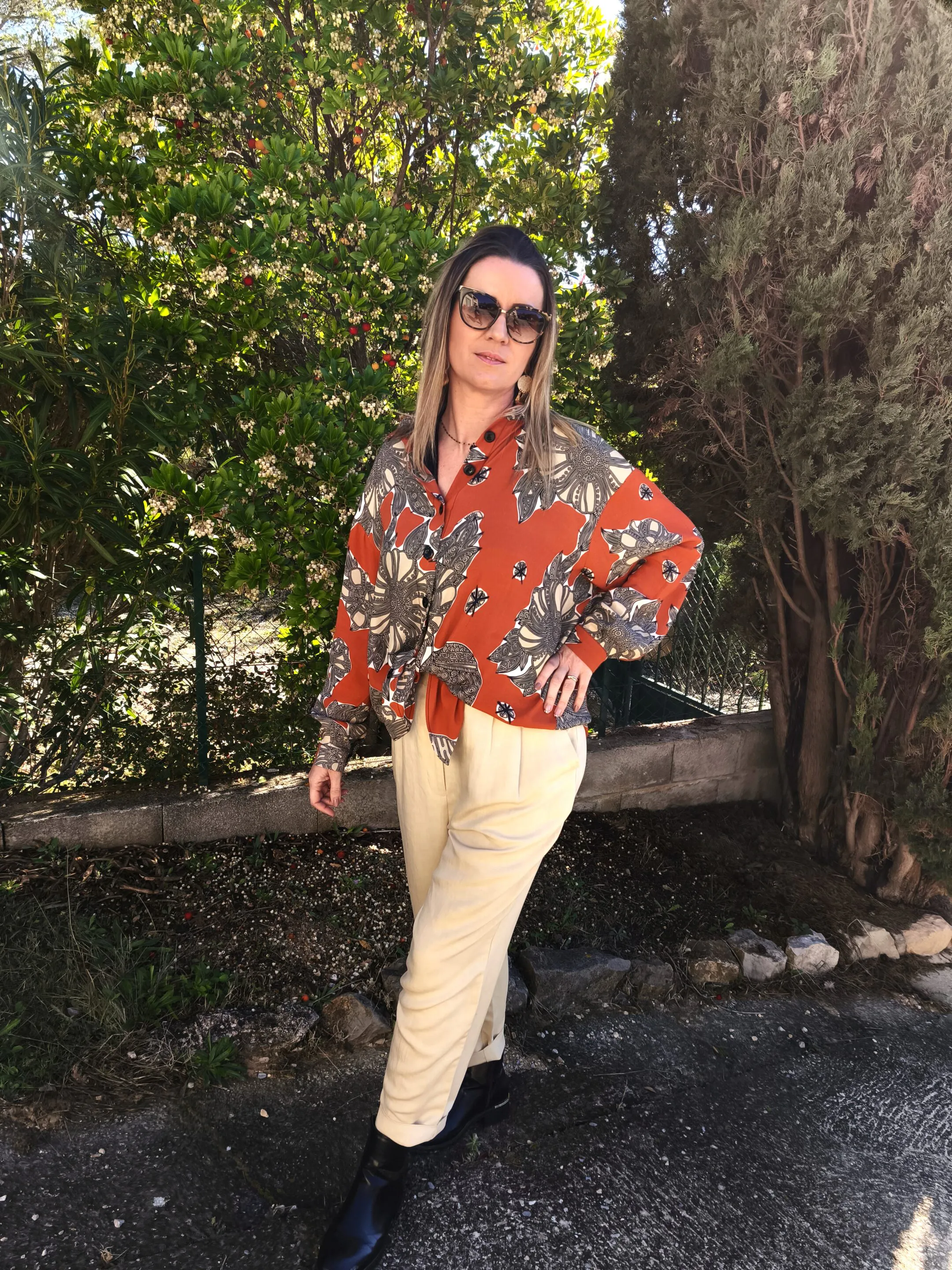 pantalon élise porté avec une chemise chris nouée