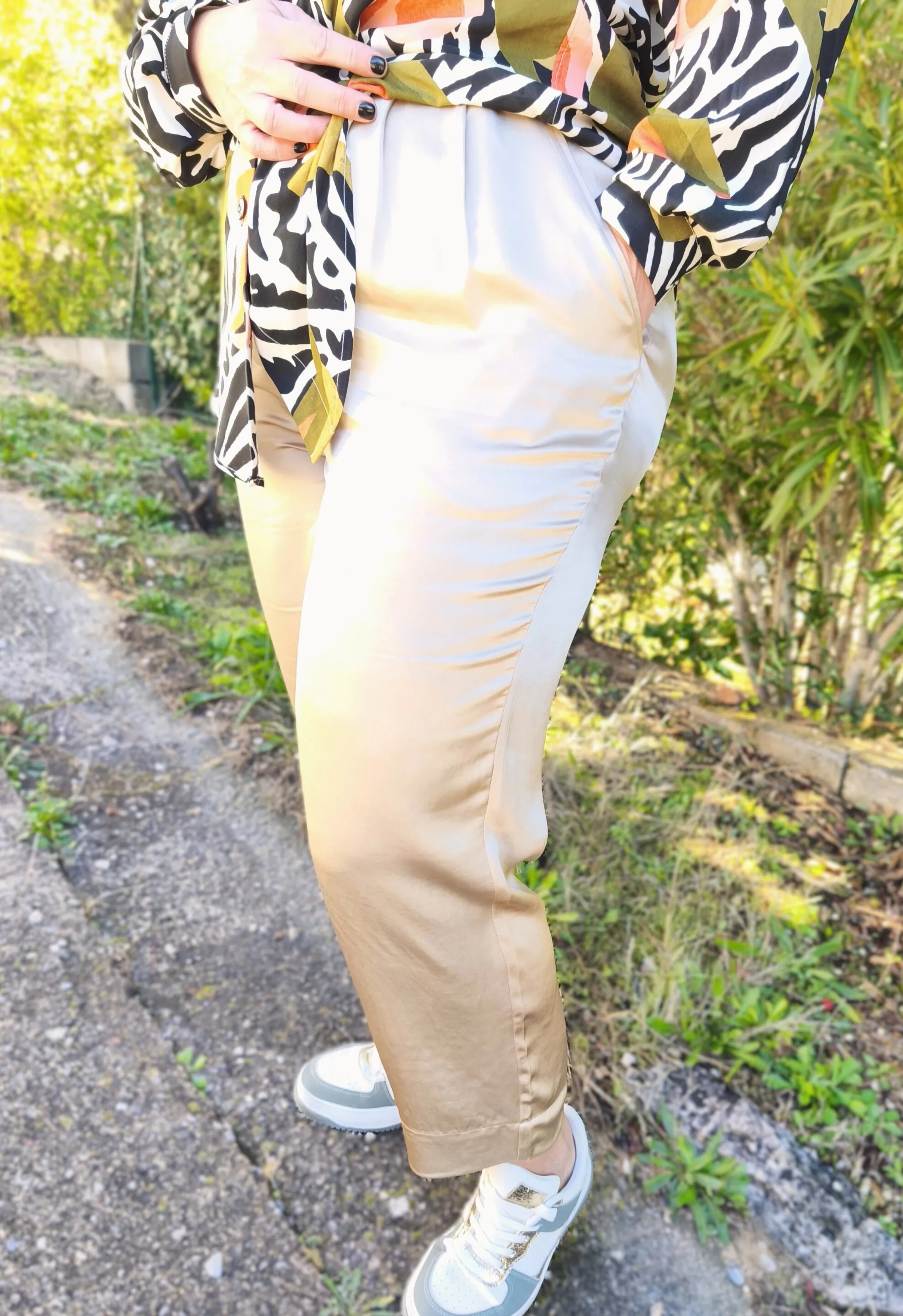 zoom pantalon avec chemise nouée